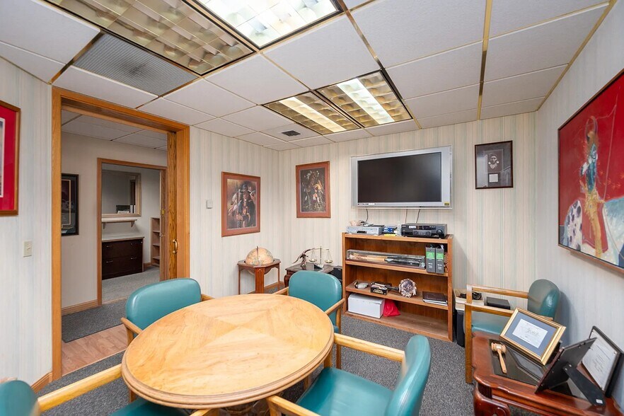 More Photos Of 100 E Broadway Ave, Moses Lake Office For Lease