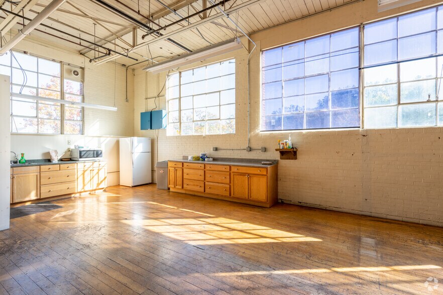 More Photos Of 1 Riverside Way, Wilton Warehouse For Lease