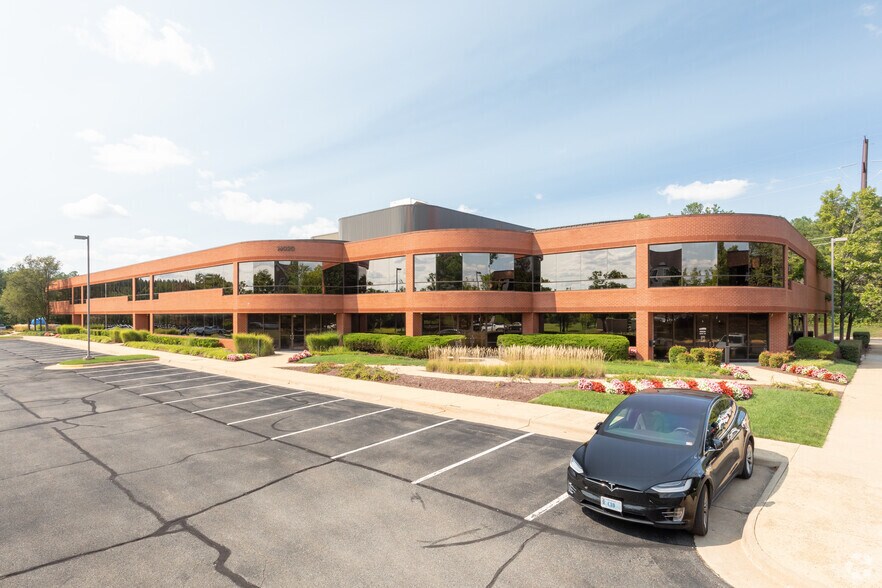 More Photos Of 14020 Thunderbolt Pl, Chantilly Light Manufacturing For Lease