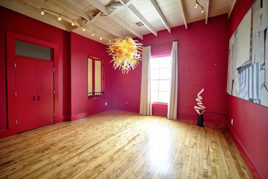 More Photos Of 2409 Commerce St, Houston Freestanding For Lease