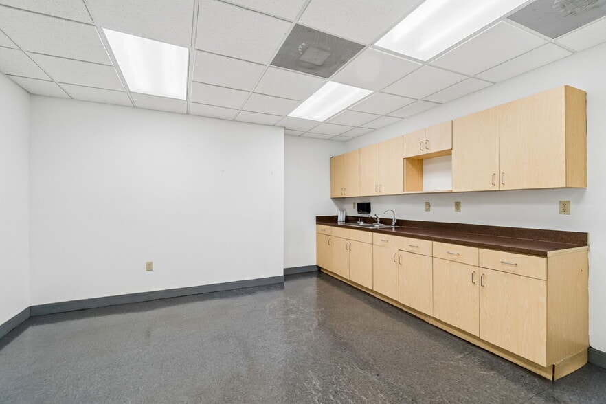 More Photos Of 13940 N Dale Mabry, Tampa Office For Sale