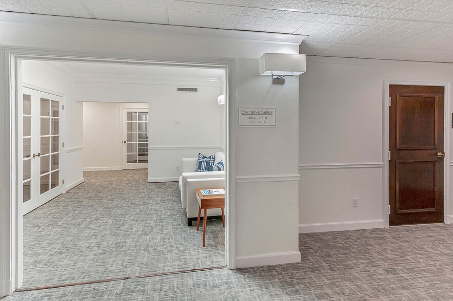 More Photos Of 214 Brazilian Ave, Palm Beach Office For Lease