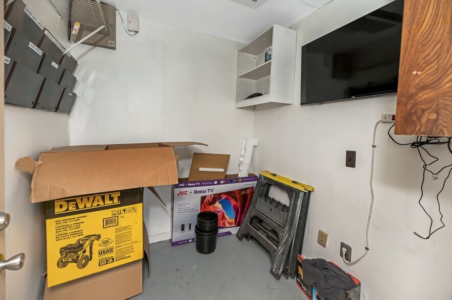 More Photos Of 3905 32nd St, Port Huron Truck Terminal For Sale