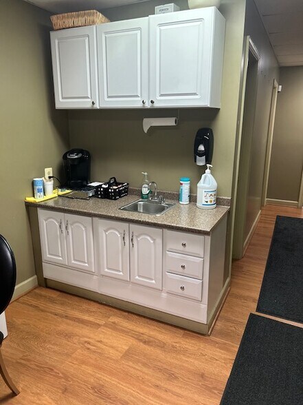 More Photos Of 7008 Wellington Rd, Manassas Warehouse For Lease