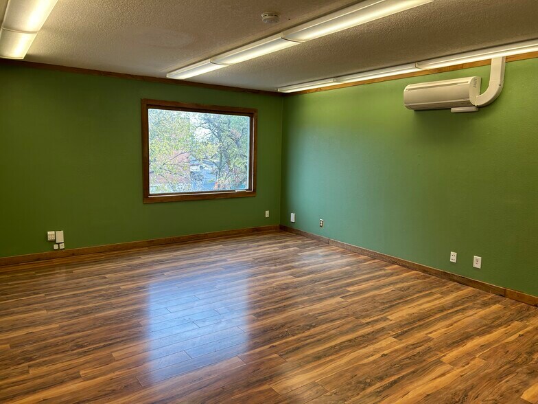 More Photos Of 1824 NE Division St, Bend General Retail For Lease