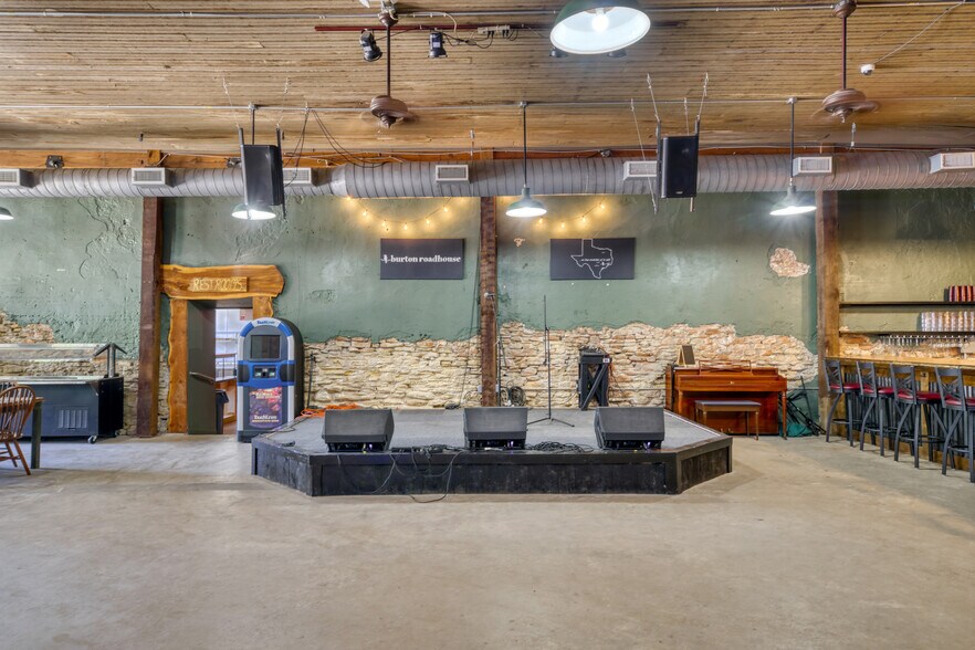 More Photos Of 514-520 N Railroad St, Burton Restaurant For Lease