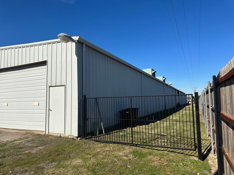 More Photos Of 3575 Thompson Rd, Keller Warehouse For Lease