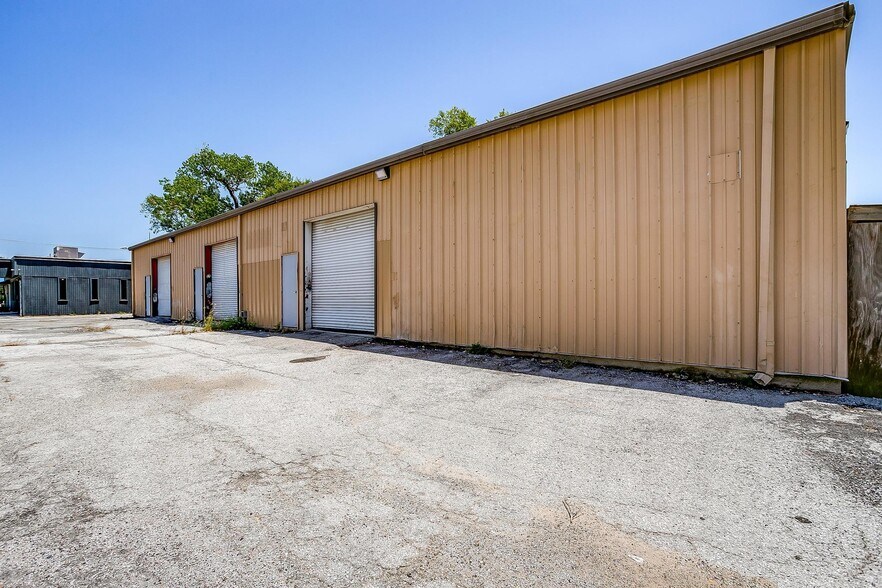 More Photos Of 117 Roberts Cut Off Rd, Fort Worth Warehouse For Sale