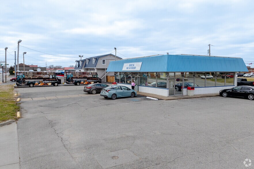 More Photos Of 199 E Hwy 60, Pekin Bar For Sale