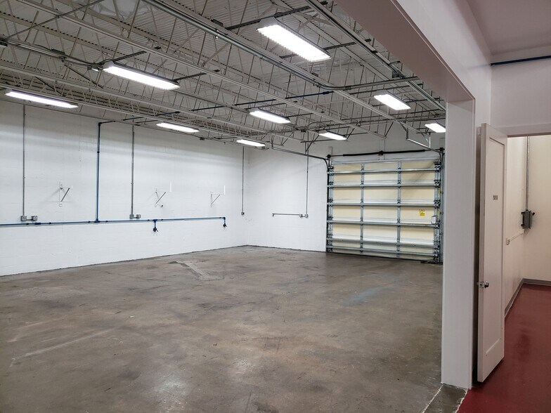 More Photos Of 3059-3061 SE Monroe St, Stuart Warehouse For Lease