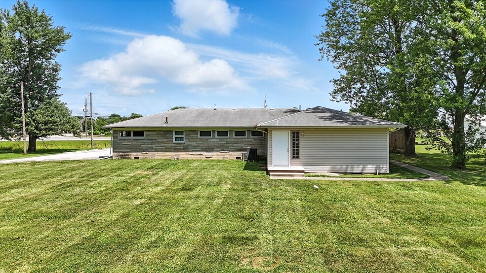 More Photos Of 6540 N Us-31, Whiteland Veterinarian Kennel For Sale