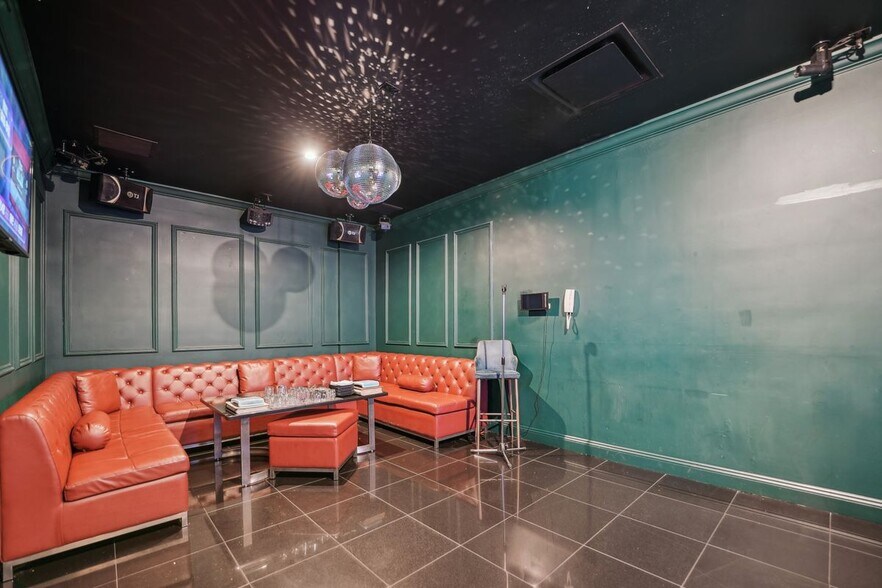 More Photos Of 400 Bergen Blvd, Palisades Park General Retail For Lease