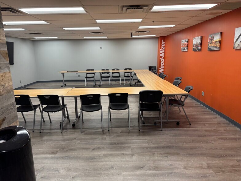 More Photos Of 8180 W 10th St, Indianapolis Manufacturing For Lease