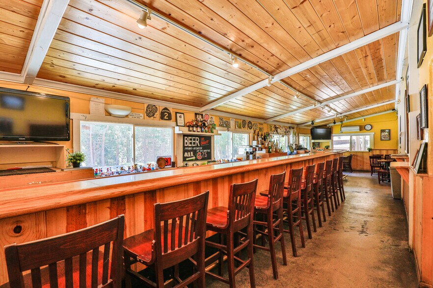 More Photos Of CA-2, La Cañada Flintridge General Retail For Sale