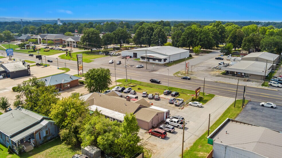 More Photos Of 2305 S Thompson St, Springdale Freestanding For Sale