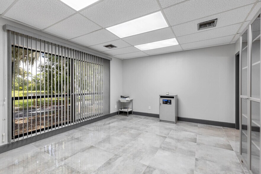 More Photos Of 901 N Grove St, Eustis Office For Sale