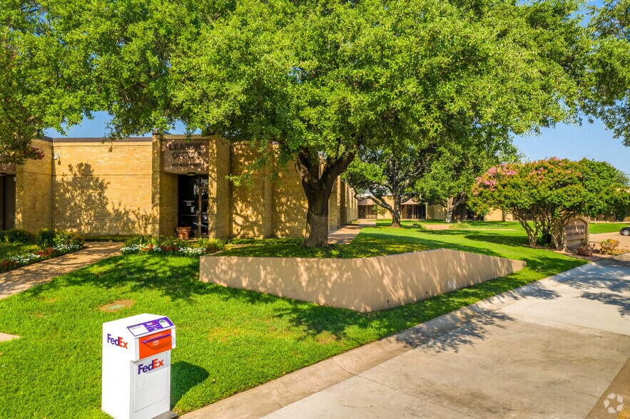 More Photos Of 2012 E Randol Mill Rd, Arlington Office For Lease