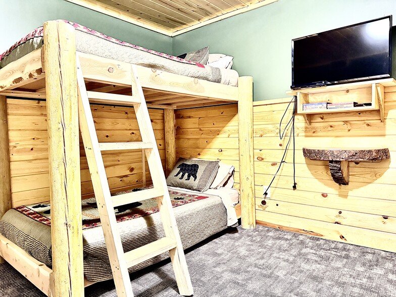 More Photos Of 1665 Whisper Ridge Rd, Ashton Hotel For Sale