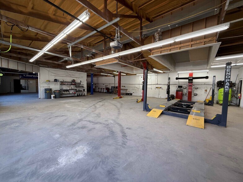 More Photos Of 209 Franklin St, Center Point Service Station For Sale