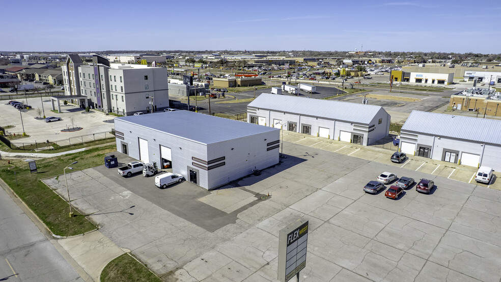 More Photos Of 4403-4411 SW 3rd St, Oklahoma City Showroom For Lease