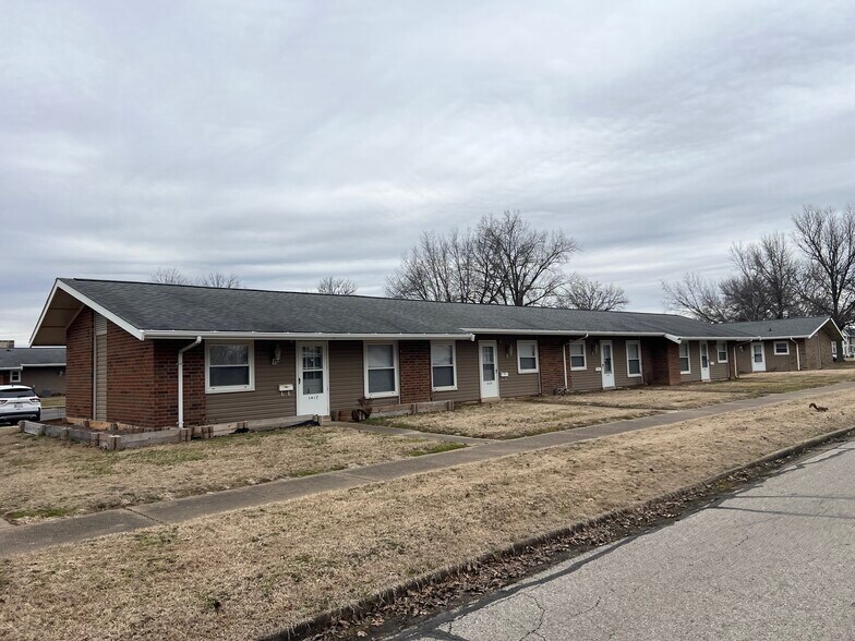 More Photos Of 1450 Luther Sq, Evansville Apartments For Sale