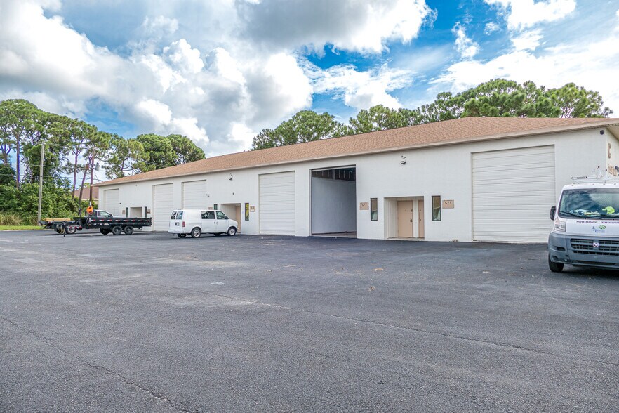More Photos Of 1053 SE Holbrook Ct, Port Saint Lucie Warehouse For Lease