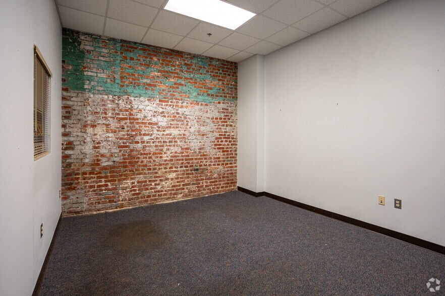 More Photos Of 204-208 W Main St, Johnson City Light Manufacturing For Sale