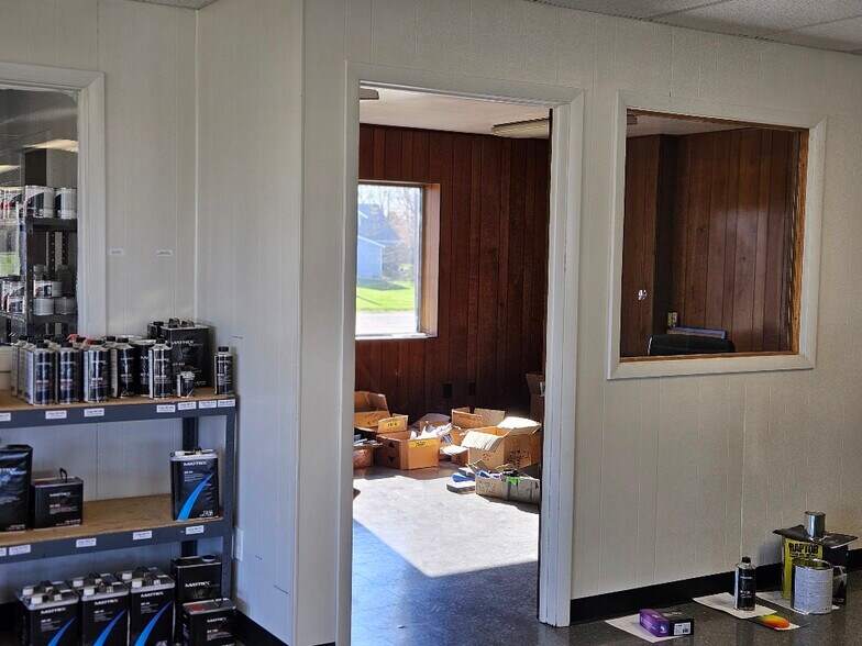 More Photos Of 1300 W Saunders St, Mount Pleasant Showroom For Lease