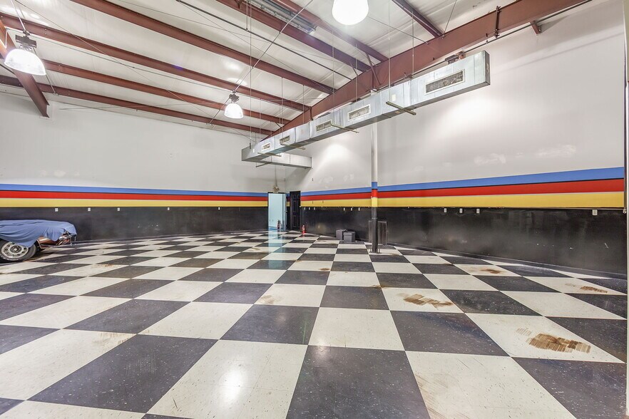 More Photos Of 39 N Madison Dr, Humboldt Showroom For Sale