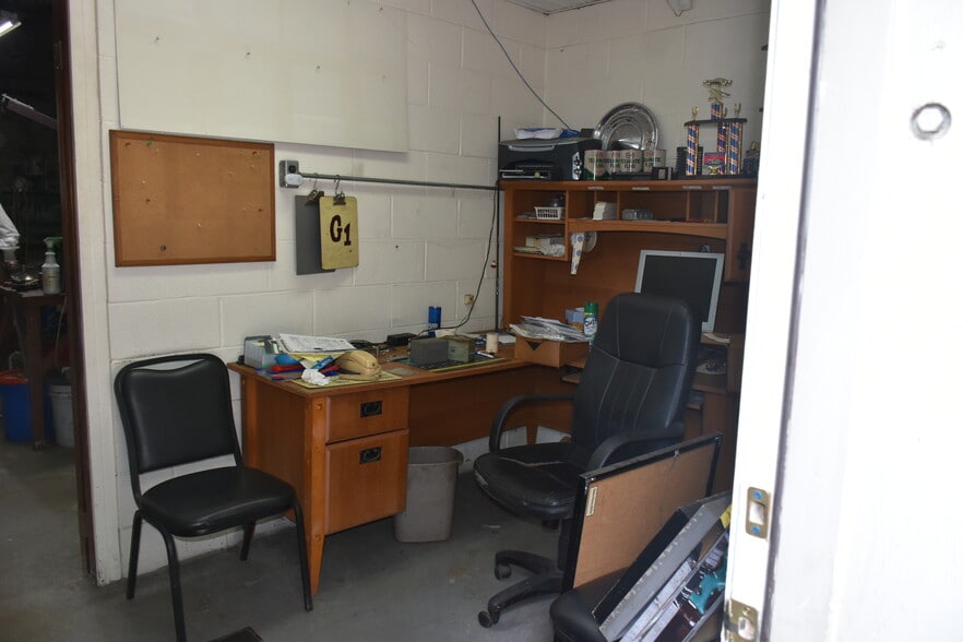 More Photos Of 4592 S Delaware Dr, Easton Auto Repair For Sale