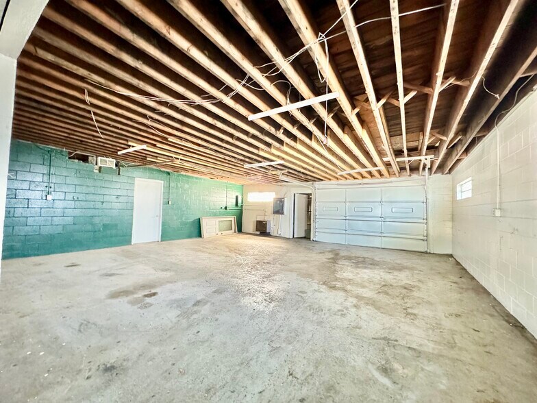 More Photos Of 2043 Minnesota st, Indianapolis Flex For Sale