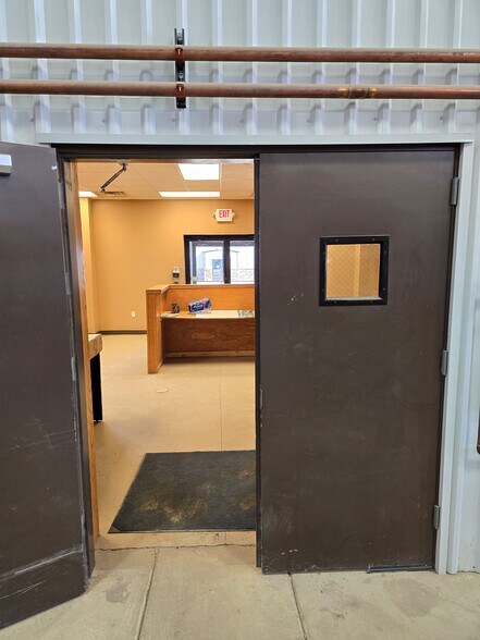 More Photos Of 509 Well St, Williston Warehouse For Lease