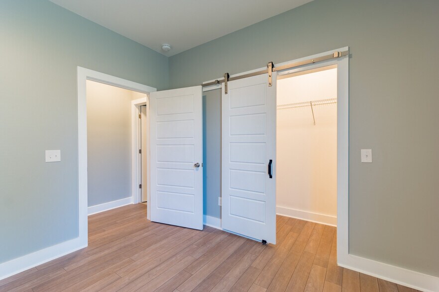 More Photos Of 302 Picadilly St, Columbia Specialty For Sale