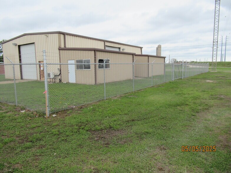 More Photos Of 530 E 2nd St, Freeport Warehouse For Lease