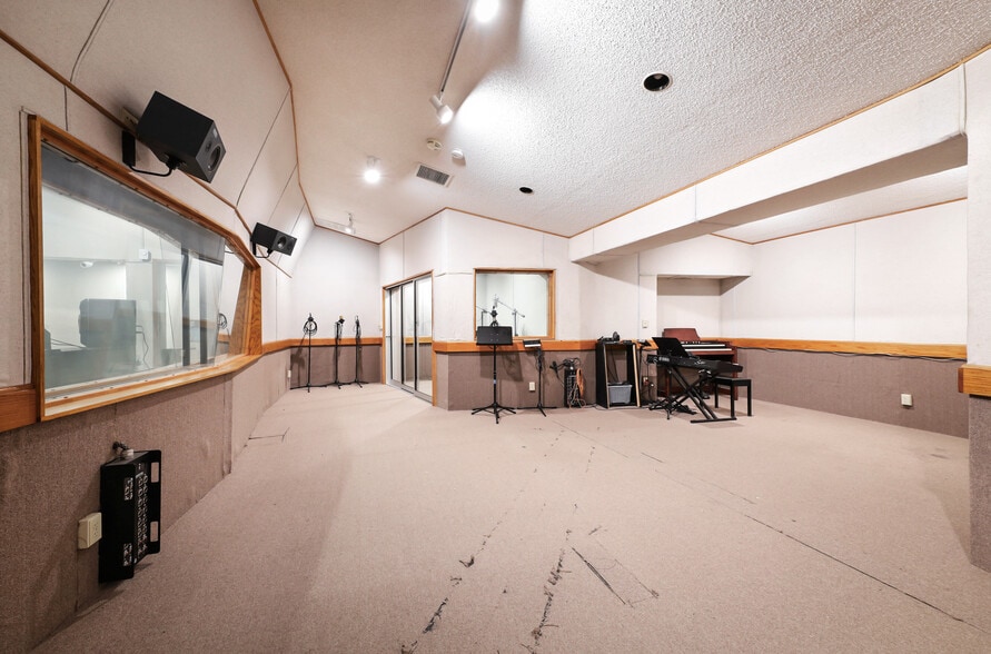 More Photos Of 931 26th St, Bakersfield Movie Radio TVStudio For Sale