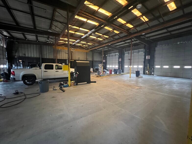 More Photos Of 7659 S US-281, Pleasanton Warehouse For Sale