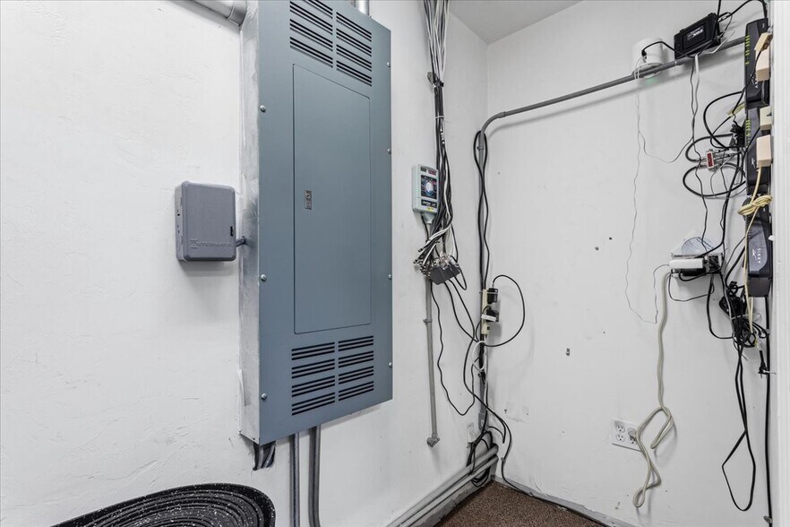 More Photos Of 15043 Main St, Alachua Showroom For Sale