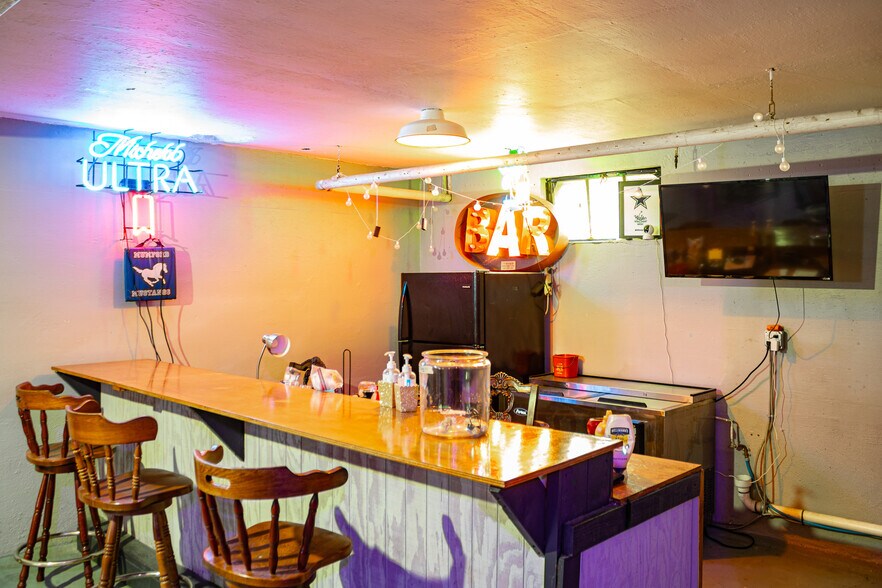 More Photos Of 302 S Magnolia St, Hearne Restaurant For Sale