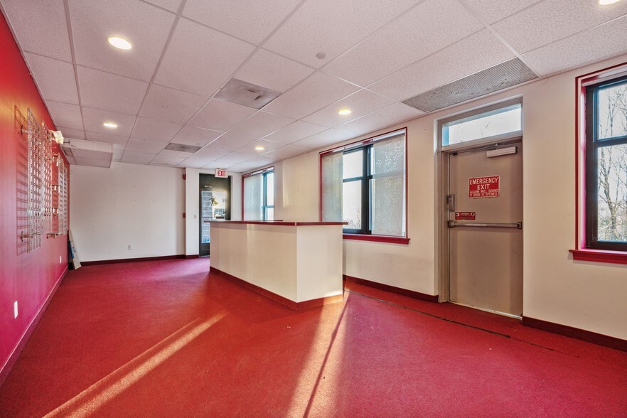 More Photos Of 117 Old State Rd, Brookfield Freestanding For Lease