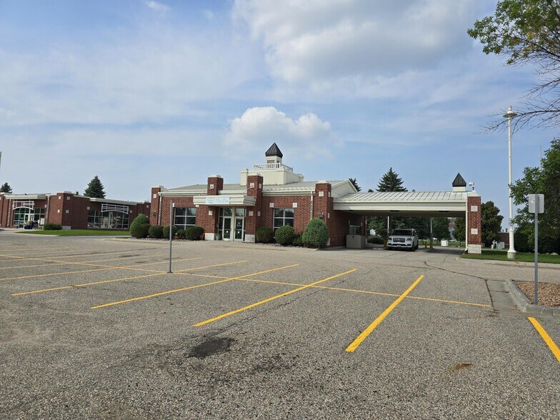 More Photos Of 2755 10th Ave N, Grand Forks Office For Sale