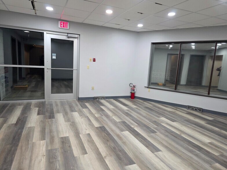 More Photos Of N91W17174 Appleton Ave, Menomonee Falls Office For Lease