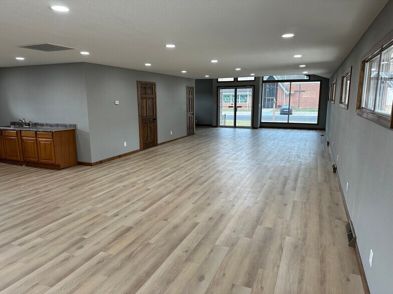 More Photos Of 1011 N 8th St, Vandalia Office For Sale