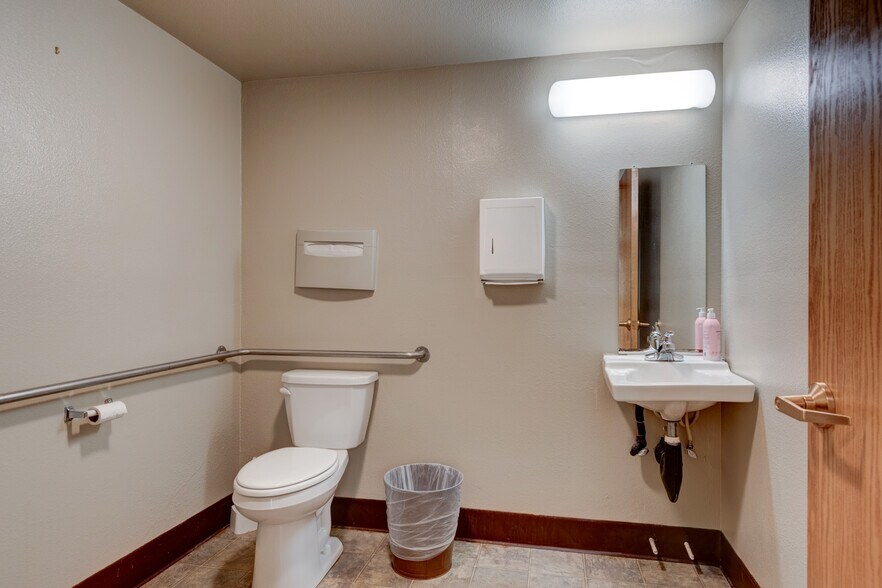 More Photos Of 499 NE Midway Blvd, Oak Harbor Office For Sale