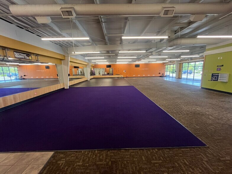 More Photos Of 5560 IN-62, Jeffersonville General Retail For Lease