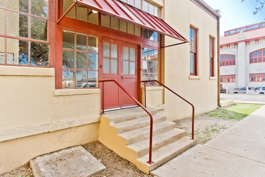 More Photos Of 131 E Exchange Ave, Fort Worth Office Residential For Lease