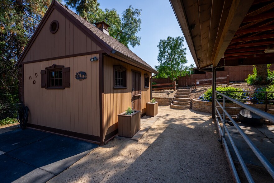 More Photos Of 10845 Meads, Orange Specialty For Sale