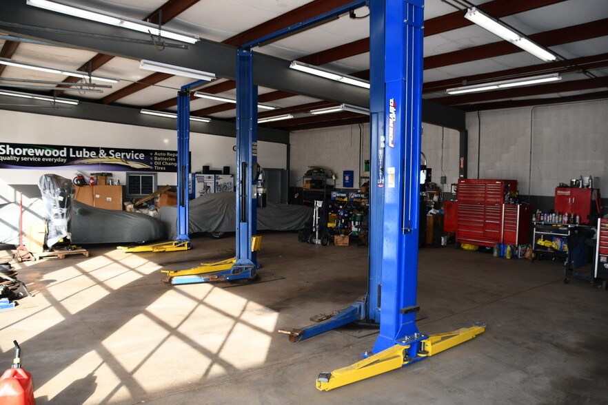 More Photos Of 722 Cottage St, Shorewood Auto Repair For Sale