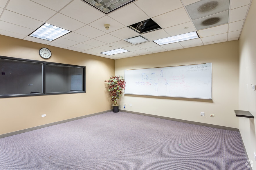 More Photos Of 450-588 W 5th Ave, Naperville Warehouse For Lease