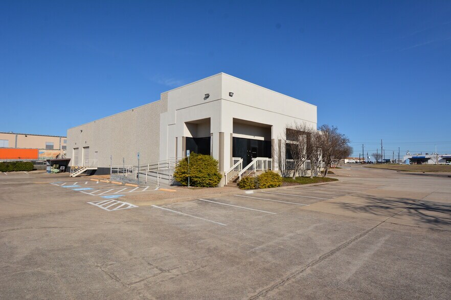 Primary Photo Of 13435 Jupiter Rd, Dallas Distribution For Lease