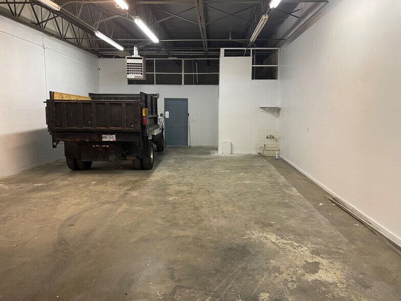 More Photos Of 4601-4633 Soldiers Home Miamisburg Rd, Miamisburg Showroom For Lease